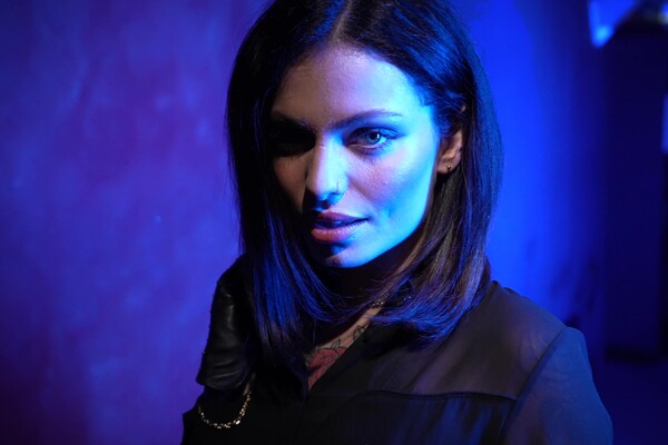 'Zierlich'-Szene aus Die zierliche Brünette Janice nimmt ihn tief von hinten