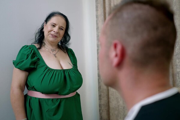 'Riesentitten'-Szene aus Abby Tits - Reife Riesentitten