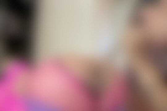 'Herrin'-Szene aus Hübsche Adriana Chechik in pinkem Fischnetzanzug kriegt von ihrer Herrin Dana Vespoli den Arsch gestopft