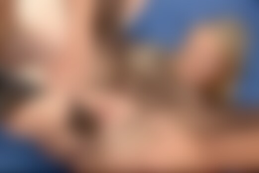 'Fesselspiele'-Szene aus Geile Ficksau wird in ihrem Netzoverall von zwei Schwänzen durchgefickt