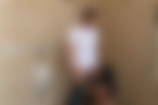 'Zierlich'-Szene aus Heißes Wiedersehen. Zierliche Brünette auf Bahnhofs-Klo gefickt