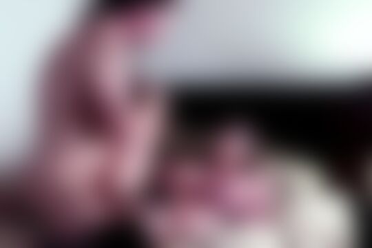 'Augenbinde'-Szene aus Die brünette Bombe Brooklyn Chase mit Augenbinde vernascht