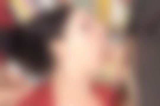 'Kostüm'-Szene aus Geile Brünette im Kostüm und schwarzen Nylons auf der Couch gedoppelt