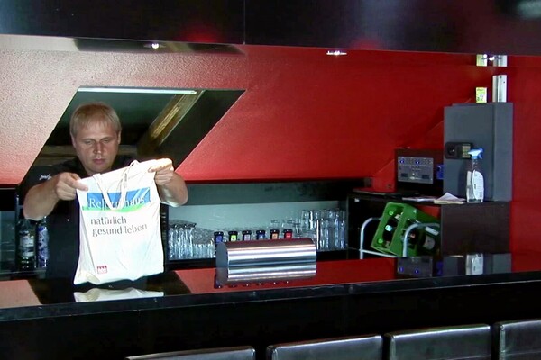 'Fisting'-Szene aus Marina Montana - 5 Stunden Max. Fotzendehnung