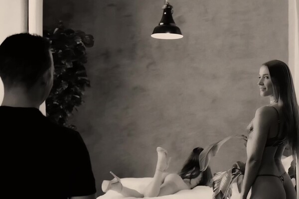 'Boss'-Szene aus Alexis Crystal & Katy Rose - Alexis Unleashed