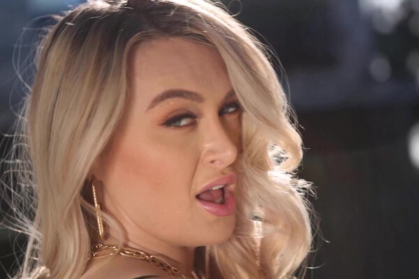 'Premium'-Szene aus Natalia Starr - The Hard Way