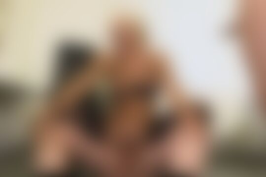 'Sex im Büro'-Szene aus Reife blonde Sekretärin mit Brille beim dreischwänzigen Diktat