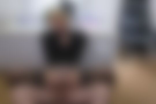 'Sex im Büro'-Szene aus Verdorbene blonde Sekretärin direkt auf dem Schreibtisch gebumst