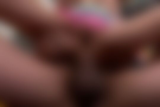 'Sexspielzeug'-Szene aus Zwei dunkelhaarige Teens mögen aufregende Toys. Groß und hart