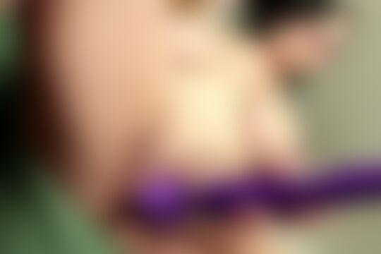 'Vibrator'-Szene aus Tätowierte fette Braut Scarlet Lavey spielt mit ihren riesigen Titten und einem Vibrator