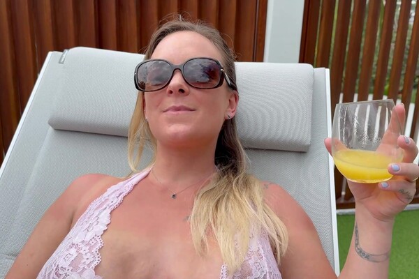 'Nackt in der Öffentlichkeit'-Szene aus Ricky Mancini - Im Urlaub mit meiner Frau Tiffany Leiddi