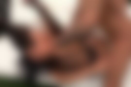 'Berlin'-Szene aus Schwarzhaarige Supersau macht die Beine wieder breit