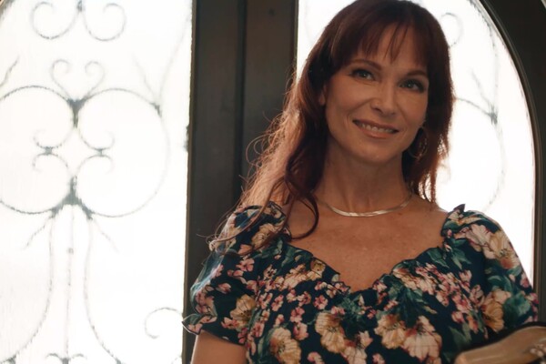 '18 Jahre alt'-Szene aus Syren De Mer - MILFs Aplenty 2