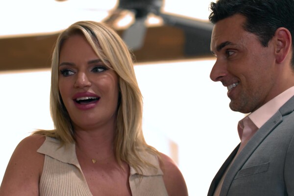 'Spanking'-Szene aus Chloe Surreal & Rachael Cavalli - We Spank In This Household!