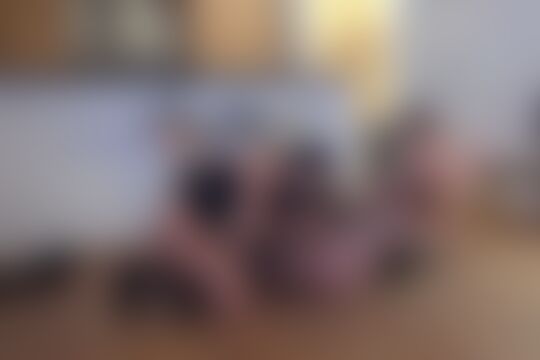 'Sklaven'-Szene aus Zwei dominante dunkelhaarige Schönheiten haben Spass mit ihrem Sklaven