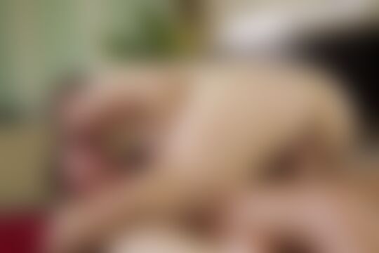 'Militär'-Szene aus Ella Nova - O Brother Grow Up