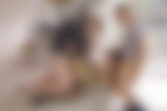 'Exhibitionismus'-Szene aus Die hübsche brünette MILF Mariska bekommt zwei Schwänze auf einmal