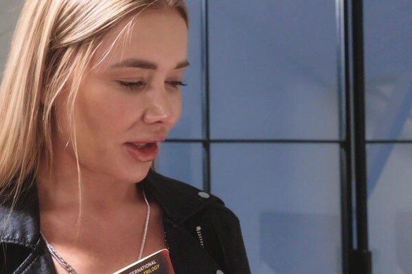 'Vibrator'-Szene aus Jenny Wild & Venera Maxima - Control