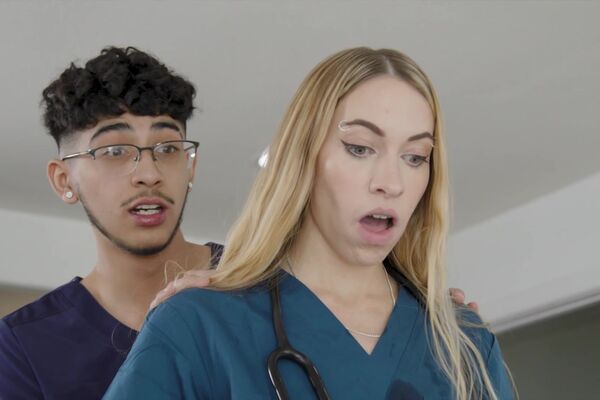 'Unterwerfung'-Szene aus Erica Lauren & Khloe Kapri - His First Granny 2