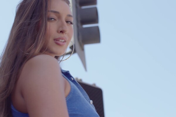 'Rasierte Muschi'-Szene aus Bella Rolland - Tushy Raw: V73