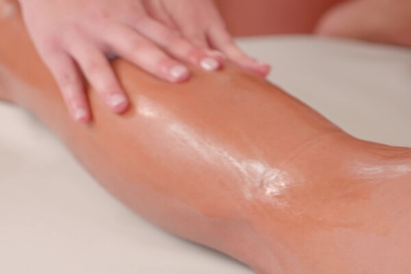 'Handjob'-Szene aus Chloe Lapiedra & Nuria Millan - Four Hand Massage 2