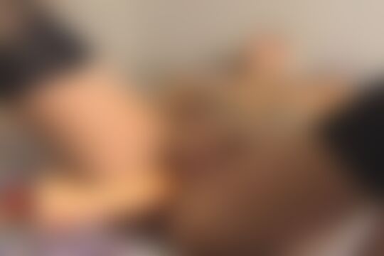 'Vibrator'-Szene aus Platinblonde in schwarzen Nylons benutzt Vibrator