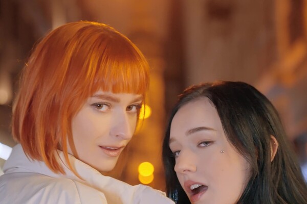 'Dusche'-Szene aus Britney Dutch & Dolly Dyson - Tushy Raw: V80