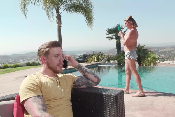 'Sex am Strand'-Szene aus Kalli Grace - Trans Pool Girls