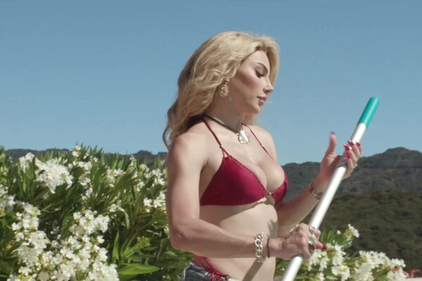 'Pool'-Szene aus Adira Allure & Ariel Demure - Trans Pool Girls