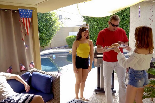 'Spring Break'-Szene aus Rosalyn Sphinx & Whitney Wright - Family Pies 11