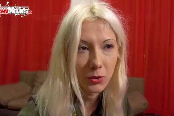 'Bett'-Szene aus Larissa Gold & Sarah Dark - Gefickt auf Tisch und Bett