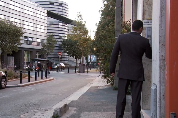 'Alien'-Szene aus Alice Axx - L'Education De Tiffany