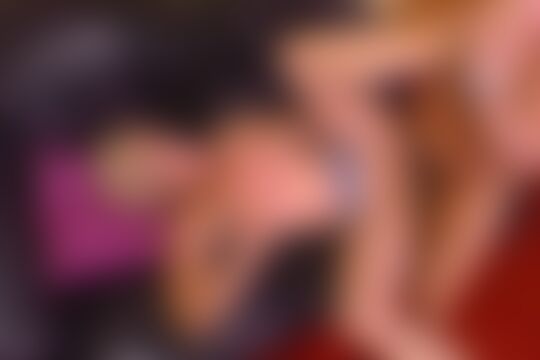 'Piercings'-Szene aus Ausladende reife Piercing-Blondine fickt lieber rum