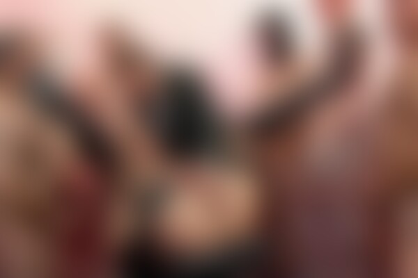 'Dusche'-Szene aus Blonde GangBang Schlampe duscht in Sperma