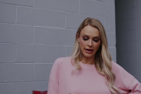 'Submission'-Szene aus Blake Blossom & Emma Hix - Her Complete Submission