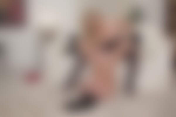 'Busty'-Szene aus Jenna Lovely - Lusty Cougars Chasing Teens 2