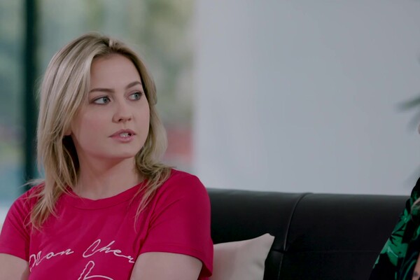 'Busty'-Szene aus Britney Light & Julia Ann - Lusty Cougars Chasing Teens 2