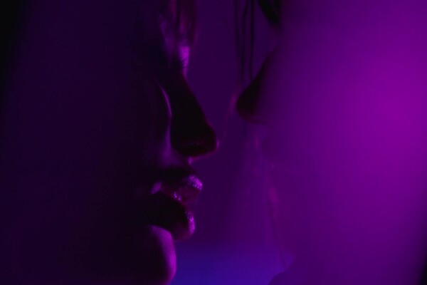 'Leder'-Szene aus Kylie Rocket & Vanessa Sky - Luminati