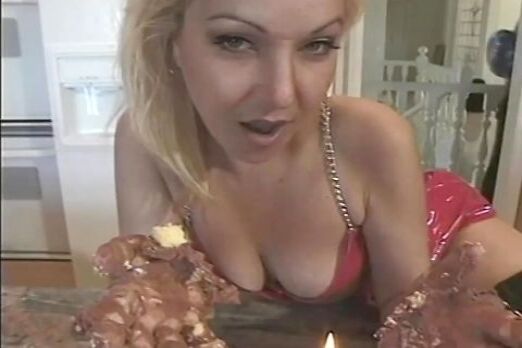 'Geburtstag'-Szene aus Geburtstags-Schwanz für die blonde Mila