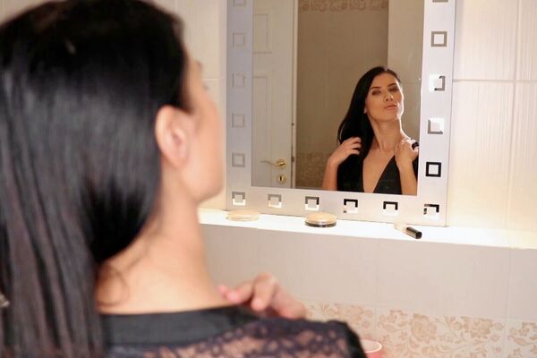 'Handwerker'-Szene aus Nicole Black - Size Curious Brats 4