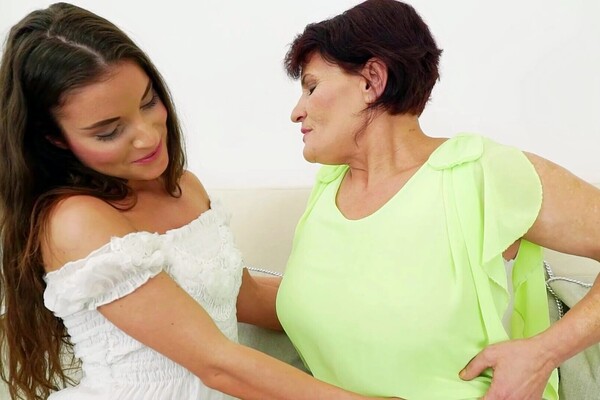 'Berlin'-Szene aus Anita Bellini & Dolly Bee - Delicious Mature Pussy