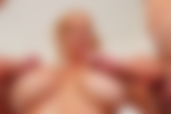 'Bikini'-Szene aus Alexis Fawx - Busty MILFs