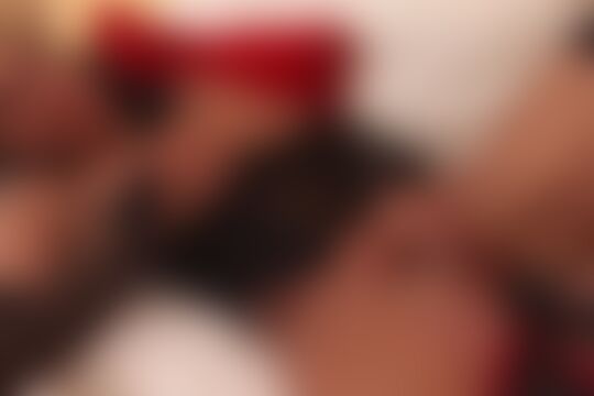 'Zuhause'-Szene aus Junge Dinger in Nylon ficken sich gegenseitig