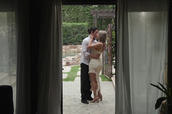 'Hotwife'-Szene aus Nicole Aria - A Hotwife And Her Playmate