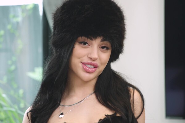 'Yoga'-Szene aus Isabella Angelina - DP Fantasies 12