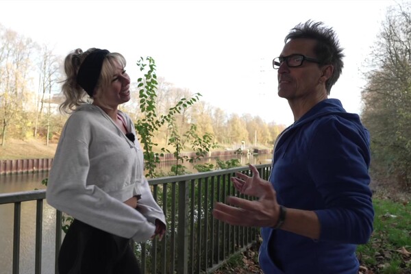 'Virtual Reality'-Szene aus Megan Crown - Strassenflirts 104 - Bewegung ist alles!