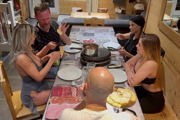 'Glamour'-Szene aus Diana Lawrence & Shalina Devine - Sexfriends im Winter