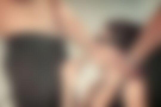 'Augenbinde'-Szene aus Schöne Brünette mit Augenbínde ist bereit für zwei