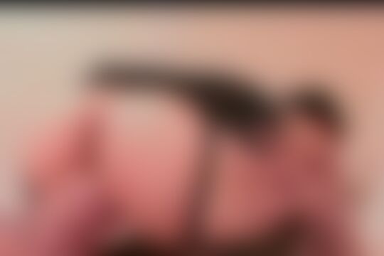 'Kleinwüchsige'-Szene aus Kleinwüchsige Brünette in schwarzer Wäsche nimmt großen Schwanz in jedes Loch