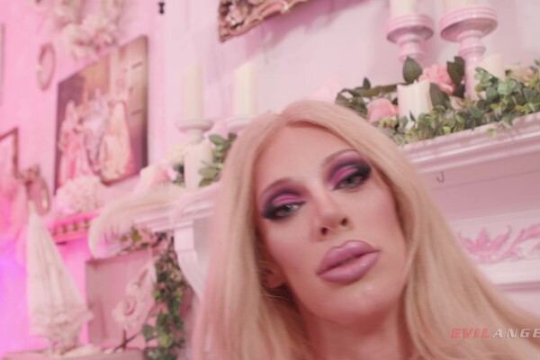 'Christmas'-Szene aus Eris Jolie & Madison Morgan - Aubrey Kate’s Dollhouse Dungeon